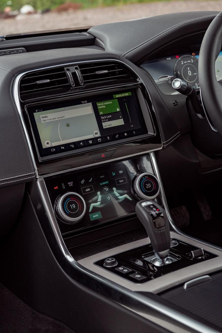 Детали интерьера Jaguar XE D180 SE R-Dynamic AWD 2019 года  (UK) (фото 30 из 40)